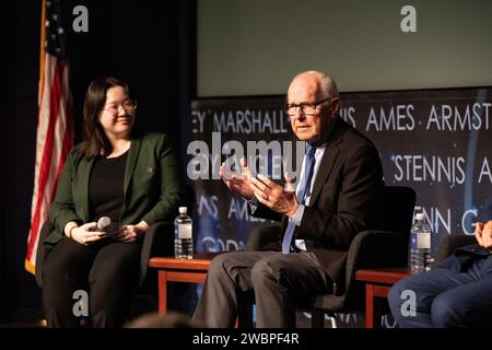 Richard Danne, Schöpfer des NASA-Wurmlogos rechts, beantwortet Fragen während einer Einweihungsveranstaltung am Montag, 6. November 2023 im Hauptquartier der Mary W. Jackson in Washington. Stockfoto