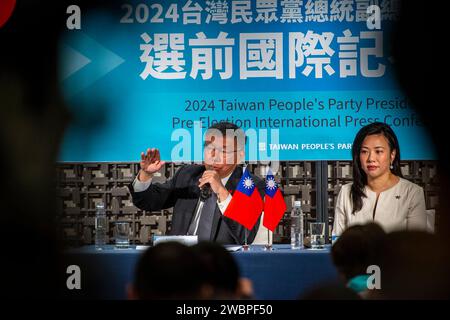 Taipeh. Januar 2024. Der Präsidentschaftskandidat der Taiwan People's Party (TPP) Ko Wen-je (L) und die Vizepräsidentschaftskandidatin Cynthia W halten die internationale Pressekonferenz in Taipeh (Taiwan) am 12/01/2024 von Wiktor Dabkowski ab Stockfoto