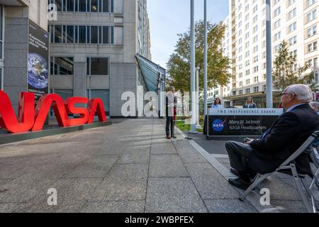 Bob Cabana hält während einer Widmungsveranstaltung für Richard Danne, den Schöpfer des NASA-Wurmlogos am Montag, 6. November 2023, im Hauptquartier der Mary W. Jackson in Washington. Stockfoto