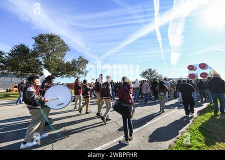 Diese Bilder zeigen, wie das Team die abgeschlossene Kernphase der NASA-Rakete Space Launch System von der Michoud Assembly Facility der NASA in New Orleans ausgerollt hat. Die Crews verlegten die Flugausrüstung für die erste Artemis-Mission am 8. Januar in die Pegasus-Lastkähne der NASA, um die Green Run-Testserie im Stennis Space Center in der Nähe der Bay St. vorzubereiten Louis, Mississippi. Pegasus, das auf SLS-Raketenausrüstung umgebaut wurde, wird die Kernstufe von Michoud nach Stennis für die umfassende Testserie Green Run transportieren. In Stennis angekommen, wird die Artemis-Raketenbühne geladen Stockfoto