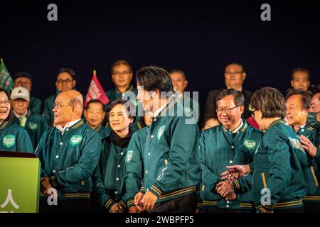 Taiwan, 11. Januar 2024. Der Präsidentschaftskandidat und der Vizepräsident Hsiao BI-khim traten am Freitagabend, dem 11. Januar 2024, auf dem Ketagalan Blvd in Taipeh (Taiwan) in die Rallye-Phase ein. In den letzten zwei Tagen bis zur Präsidentschaftswahl in Taiwan 2024 hielt die Demokratische Progressive Party (DPP) am Samstagabend, dem 11. Januar 2024, eine massive Kundgebung in Taipeh (Taiwan) ab. Stockfoto