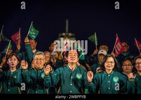 Taiwan, 11. Januar 2024. Der Präsidentschaftskandidat Lai Ching-te (L3) hielt am Freitagabend, den 11. Januar 2024, auf dem Ketagalan Blvd in Taipeh (Taiwan) Hände mit seinen Kameraden. In den letzten zwei Tagen bis zur Präsidentschaftswahl in Taiwan 2024 hielt die Demokratische Progressive Party (DPP) am Samstagabend, dem 11. Januar 2024, eine massive Kundgebung in Taipeh (Taiwan) ab. Stockfoto