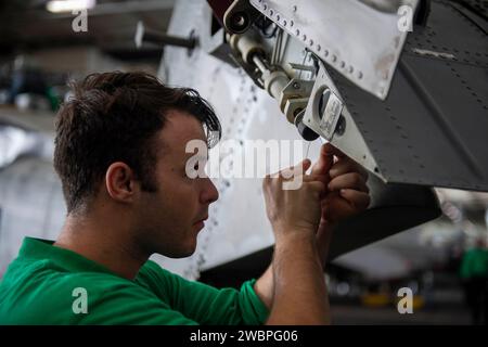 Der US Navy Aviation Electronics Technician 2nd Class Robert Taylor führt Wartungsarbeiten an einem MH-60S Sea Hawk Hubschrauber durch, der an Bord des Flugzeugträgers USS Dwight D. Eisenhower (CVN 69) im Golf von Oman am 23. November 2023 befestigt ist. Die Dwight D. Eisenhower Carrier Strike Group wird im Einsatzgebiet der 5. US-Flotte eingesetzt, um die Sicherheit und Stabilität im Nahen Osten zu unterstützen. (Foto der US Navy von Seaman Nicholas Rodriguez, Spezialist für Massenkommunikation) Stockfoto