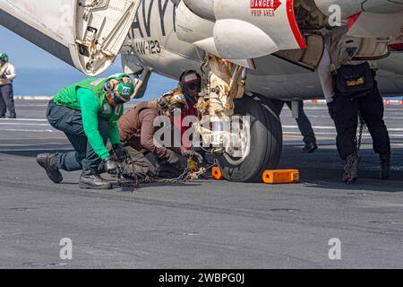 Die US-Navy-Seeleute sichern eine E-2C Hawkeye, die an den Screwtops der Airborne Command and Control Squadron (VAW) 123 befestigt ist, auf dem Flugdeck des Flugzeugträgers USS Dwight D. Eisenhower (CVN 69) im Golf von Oman am 24. November 2023. Die Dwight D. Eisenhower Carrier Strike Group wird im Einsatzgebiet der 5. US-Flotte eingesetzt, um die Sicherheit und Stabilität im Nahen Osten zu unterstützen. (Foto der U.S. Navy von Mass Communication Specialist 3rd Class Janae Chambers) Stockfoto