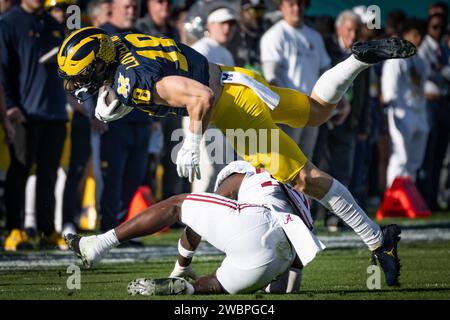 Michigan Wolverines Tight End Colston Loveland (18) fängt im Halbfinale des Rose Bowl College Football Playoff gegen Alabama CRIM 2024 an Stockfoto