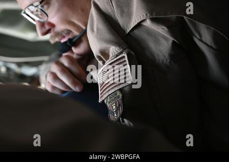 Myron Somero, Senior Master Sgt. Der U.S. Air Force KC-135 Stratotanker-Ausleger-Evaluator, kommuniziert mit Tech. Sgt. Steven Hannah während einer Luftbetankung für Übung Ballast Cannon 24,3 an einem unbekannten Ort innerhalb des Zentralkommandos der USA, 7. Januar 2024. Als routinemäßige Übung, die fast vierteljährlich mit der Royal Bahraini Air Force stattfindet, unterstützt diese Iteration die schnellen Expeditionsfähigkeiten der U.S. Air Force, indem sie Agile Combat Employment Objectives für F-16 Fighting Falcon, KC-135 Stratotanker und operatives Unterstützungspersonal integriert Stockfoto