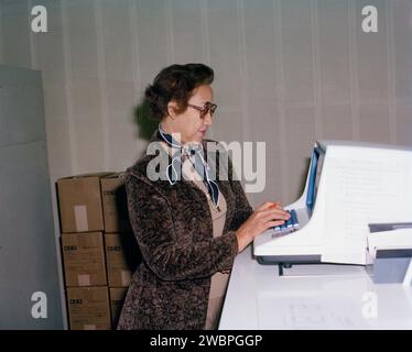 Die Mathematikerin Katherine G. Johnson arbeitet am Langley Research Center der NASA und verwendet Computer für Orbitalberechnungen und technische Aufgaben zur Unterstützung von Weltraummissionen. Stockfoto