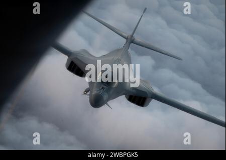 Ein B-1B Lancer der US Air Force nähert sich einem KC-135 Stratotanker während der Luftbetankung als Teil einer regelmäßig geplanten Bomber Task Force (BTF) Mission im US Central Command Area of Responsibility am 13. November 2023. Die regelmäßig geplante Bomber Task Force-Mission verbessert die High-End-Bereitschaft der Bombertruppe, indem sie die Interoperabilität mit anderen regionalen Verbündeten und Partnern in der USCENTCOM AOR vorantreibt. (Foto der U.S. Air Force von Senior Airman Jacob Cabanero) Stockfoto