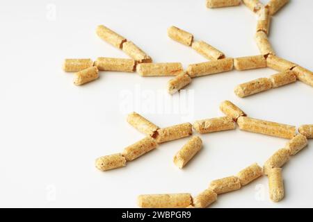 Holzpellets Biokraftstoff isoliert auf weißem Hintergrund Stockfoto