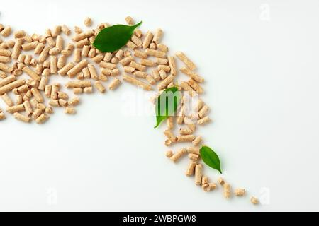 Holzpellets Biokraftstoff isoliert auf weißem Hintergrund Stockfoto