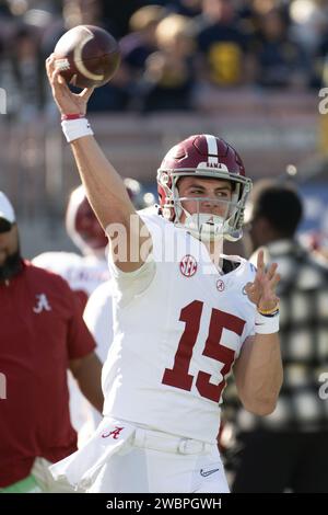 Alabama Crimson Tide Quarterback Ty Simpson (15) wärmt sich für das Halbfinale des Rose Bowl College Football Playoff 2024 gegen die Michigan Wolverin auf Stockfoto