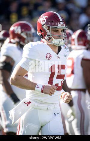 Alabama Crimson Tide Quarterback Ty Simpson (15) wärmt sich für das Halbfinale der Rose Bowl College Football Playoff 2024 gegen die Michigan Wolverines auf. Michigan besiegte Alabama 27-20 in Überstunden am 1. Januar 2024; Pasadena, CA, USA; (Ed Ruvalcaba/Bild des Sports) Stockfoto