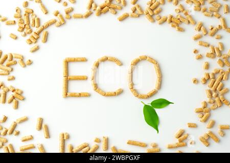 Holzpellets, gebildet im Wort „ECO“, isoliert auf weißem Hintergrund Stockfoto