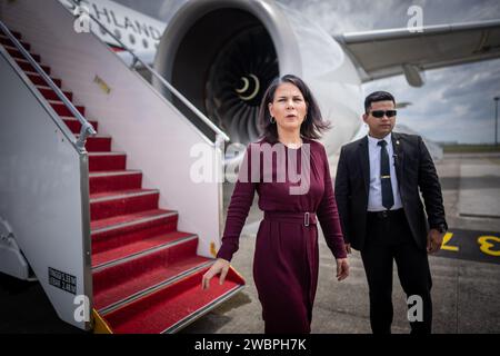 Kuala Lumpur, Malaysia. Januar 2024. Die Außenministerin Annalena Baerbock (Bündnis90/die Grünen) trifft am Flughafen Kuala Lumpur (Malaysia) ein. Quelle: Michael Kappeler/dpa/Alamy Live News Stockfoto