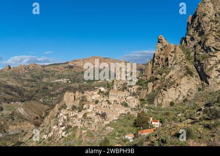 Pentedattilo, Italien - 16. Dezember 2023: Blick auf die Geisterstadt Pentedattilo Aspromonte in Kalabrien Stockfoto