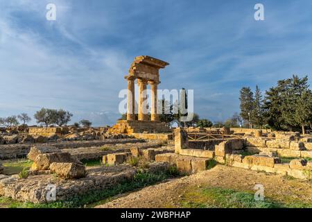 Agrigento, Italien - 3. Januar 2024: Blick auf den Tempel des Dioskouroi und das Heiligtum der chthonischen Gottheiten im Tal der Tempel Stockfoto