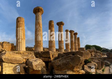 Agrigento, Italien - 3. Januar 2024: Blick auf den Tempel des Herakles im Tal der Tempel Stockfoto