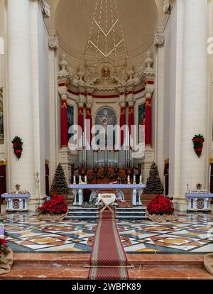 Xewkija, Malta - 20. Dezember 2023: Vertikale Ansicht des Altars der Heiligen John the Baptist Church auf Gozo Island in Malta Stockfoto