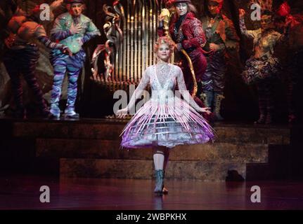 Preformer im Cirque du Soleil's Alegria - in einem New Light Photocall in der Royal Albert Hall, London Foto von roger alarcon Stockfoto