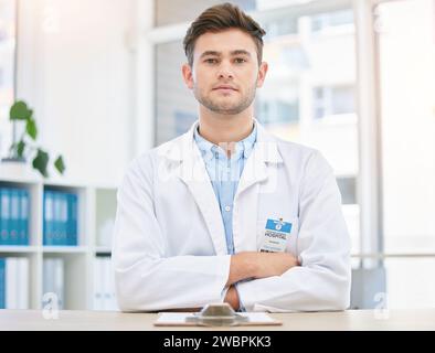 Medizinisch, ernst und Porträt des durchsetzungsfähigen Arztes Mann in einem Krankenhausbüro, das sich selbstbewusst, konzentriert und stolz in der Klinik fühlt. Junger Medizinexperte und Stockfoto