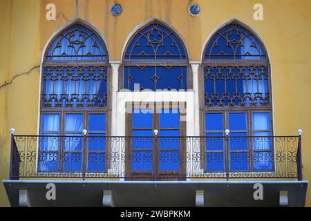 Traditionelle libanesische Fenster und Balkon. Stockfoto