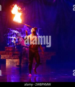 Preformer im Cirque du Soleil's Alegria - in einem New Light Photocall in der Royal Albert Hall, London Foto von roger alarcon Stockfoto