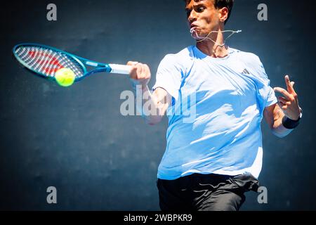 Melbourne, Australien. Januar 2024. Der Kanadier Gabriel Diallo zeigte sich in Aktion während eines Spiels der dritten und letzten Runde der Qualifikationsspiele zwischen dem belgischen Goffin und dem kanadischen Diallo beim Grand Slam-Tennis-Turnier der Australian Open am Freitag, den 12. Januar 2024 in Melbourne Park, Australien. Die Ausgabe 2024 des Australian Grand Slam findet vom 14. Bis 28. Januar statt. BELGA FOTO PATRICK HAMILTON Credit: Belga News Agency/Alamy Live News Stockfoto