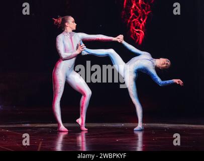 Preformer im Cirque du Soleil's Alegria - in einem New Light Photocall in der Royal Albert Hall, London Foto von roger alarcon Stockfoto