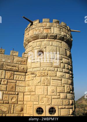 Ein Turm der Burg Moussa im Libanon mit zwei Kanonen. Stockfoto