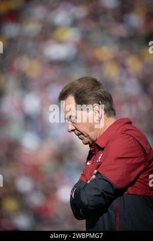 Nick Saban, Cheftrainer von Alabama Crimson Tide, blickt in Niederschlag vor dem Halbfinale der Rose Bowl College Football Playoff 2024 gegen die Michigan Wolverines. Michigan besiegte Alabama 27-20 in Überstunden am 1. Januar 2024; Pasadena, CA, USA; (Ed Ruvalcaba/Bild des Sports) Stockfoto