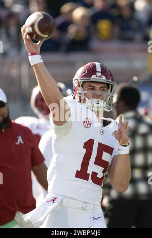 Alabama Crimson Tide Quarterback Ty Simpson (15) wärmt sich für das Halbfinale der Rose Bowl College Football Playoff 2024 gegen die Michigan Wolverines auf. Michigan besiegte Alabama 27-20 in Überstunden am 1. Januar 2024; Pasadena, CA, USA; (Ed Ruvalcaba/Bild des Sports) Stockfoto