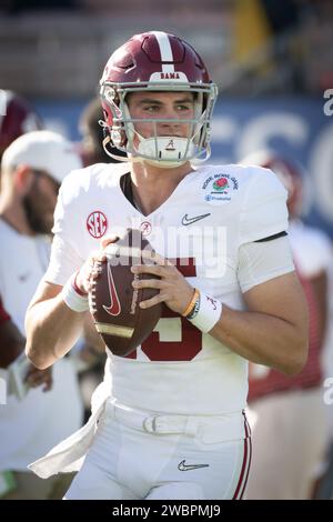 Alabama Crimson Tide Quarterback Ty Simpson (15) wärmt sich für das Halbfinale des Rose Bowl College Football Playoff 2024 gegen die Michigan Wolverin auf Stockfoto