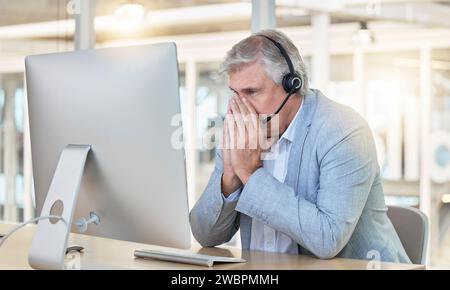 Callcenter, Kundenservice und Angst mit einem Berater, der während der Arbeit im Büro unter Stress leidet. CRM, Support oder Burnout mit einem Stockfoto