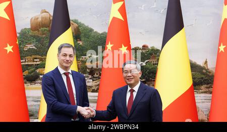 Peking, China. Januar 2024. Premierminister Alexander de Croo und chinesischer Ministerpräsident Li Qiang wurden am Freitag, den 12. Januar 2024 in Peking, China, während eines von mehreren hochrangigen Treffen vorgestellt. Lahbib und de Croo besuchen die Volksrepublik China offiziell (10.-13.01). BELGA FOTO BENOIT DOPPAGNE Credit: Belga News Agency/Alamy Live News Stockfoto