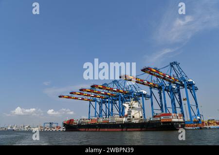 Abidjan, Elfenbeinküste. Januar 2024. Ein Frachtschiff wird am 10. Januar 2024 an einer Anlegestelle des Erweiterungsprojekts des Hafens von Abidjan in der Elfenbeinküste gesehen. Das von der China Harbour Engineering Company (CHEC) durchgeführte Erweiterungsprojekt des Hafens von Abidjan in Cote d’Ivoire begann 2015 mit dem Bau und wurde 2020 in Betrieb genommen. Quelle: Han Xu/Xinhua/Alamy Live News Stockfoto