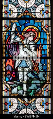 Der Heilige Michael der Erzengel. Ein Buntglasfenster in der Eglise de la Sainte-Trinité (Heilige Dreifaltigkeitskirche) in Walferdange, Luxemburg. Stockfoto