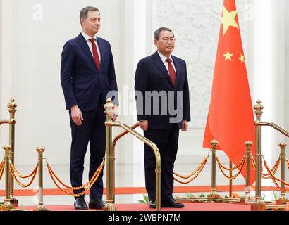 Peking, China. Januar 2024. Premierminister Alexander de Croo und chinesischer Ministerpräsident Li Qiang wurden am Freitag, den 12. Januar 2024 in Peking, China, während eines von mehreren hochrangigen Treffen vorgestellt. Lahbib und de Croo besuchen die Volksrepublik China offiziell (10.-13.01). BELGA FOTO BENOIT DOPPAGNE Credit: Belga News Agency/Alamy Live News Stockfoto