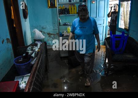 Bandung, West-Java, Indonesien. Januar 2024. Die Bewohner schauen sich ihre Häuser an, nachdem sie von Sturzfluten in der Apandi-Allee in Braga, Bandung, Indonesien getroffen wurden. Als Folge des heftigen Regenfalls, der am Donnerstag die Stadt Bandung traf, brach der Fluss Cikapundung in der Nähe eines Wohnkomplexes und überschwemmte Hunderte von Häusern. (Kreditbild: © Dimas Rachmatsyah/ZUMA Press Wire) NUR REDAKTIONELLE VERWENDUNG! Nicht für kommerzielle ZWECKE! Stockfoto