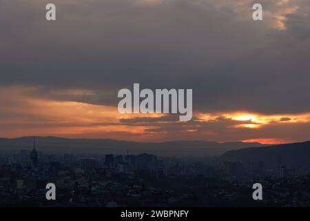 Ein malerischer Blick auf Tiflis, umgeben von majestätischen Bergen in der Ferne bei Sonnenaufgang in Georgien Stockfoto