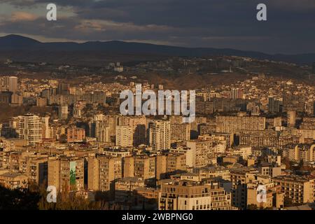 Ein malerischer Blick auf Tiflis, umgeben von majestätischen Bergen in der Ferne bei Sonnenaufgang in Georgien Stockfoto