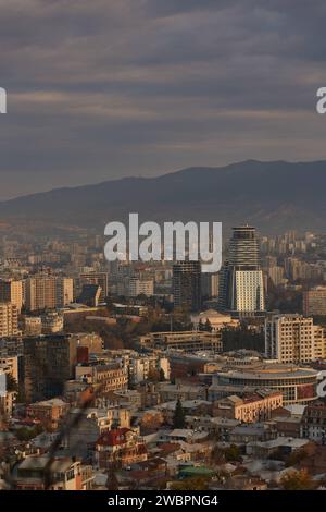 Ein malerischer Blick auf Tiflis, umgeben von majestätischen Bergen in der Ferne bei Sonnenaufgang in Georgien Stockfoto