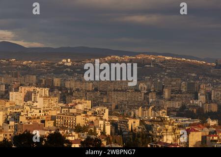 Ein malerischer Blick auf Tiflis, umgeben von majestätischen Bergen in der Ferne bei Sonnenaufgang in Georgien Stockfoto