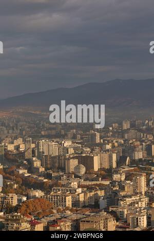 Ein malerischer Blick auf Tiflis, umgeben von majestätischen Bergen in der Ferne bei Sonnenaufgang in Georgien Stockfoto