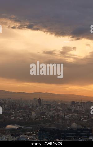 Ein malerischer Blick auf Tiflis, umgeben von majestätischen Bergen in der Ferne bei Sonnenaufgang in Georgien Stockfoto