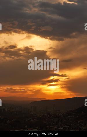 Ein malerischer Blick auf Tiflis, umgeben von majestätischen Bergen in der Ferne bei Sonnenaufgang in Georgien Stockfoto