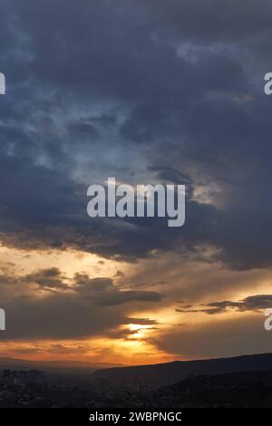 Ein malerischer Blick auf Tiflis, umgeben von majestätischen Bergen in der Ferne bei Sonnenaufgang in Georgien Stockfoto