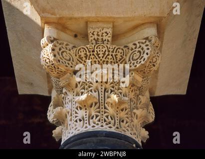 Spalte Capital Detail in dar al Wuzara, Wesir Haus in Medina Azahara in Cordoba, Andalusien, Spanien Stockfoto