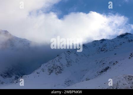 Eine malerische Winterlandschaft mit ruhigen, schneebedeckten Bergen in Georgia, Stepantsminda Stockfoto