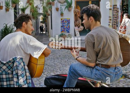 Flamenco-Gitarristen bei Calleja de las Flores in Cordoba, Andalusien, Spanien Stockfoto