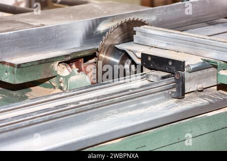 Sägeblatt Holzbearbeitungsmaschine in der Werkstatt, die Holz schneidet Stockfoto